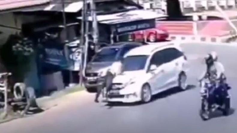Terekam CCTV, Aksi Viral Polantas di Gowa Gelayutan di Kap Mobil yang Hindari Razia