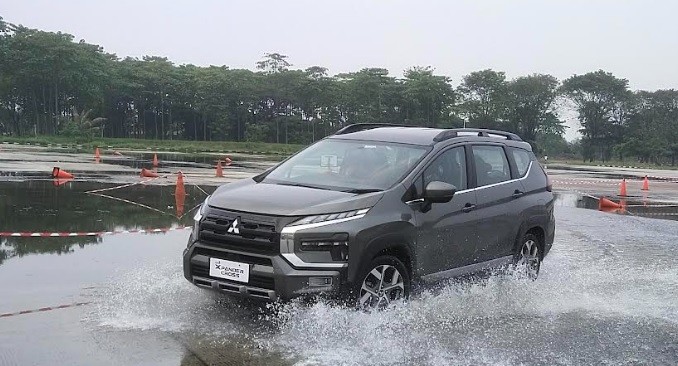 Jajal Xpander Cross Terbaru, Penumpang Tinggi 180 Cm Masih Bisa Selonjoran