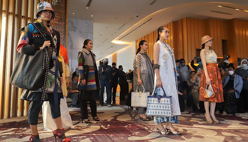 Intip Tren Fashion Unik Ramah Lingkungan, Ada Sandal Jepit Botol Plastik hingga Tas Sling Imut 