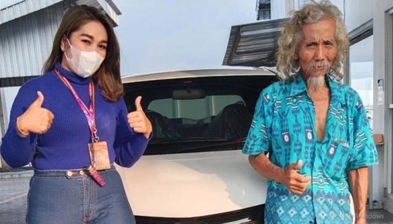 Viral, Kakek Ini Bawa Uang Sekarung untuk Beli Mobil Secara Tunai