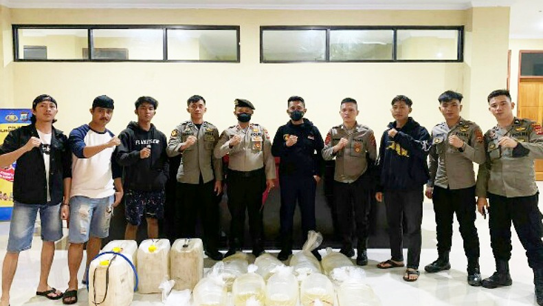 Polisi Gagalkan Peredaran 175 Liter Miras Cap Tikus di Jalan Trans Molibagu Bolsel