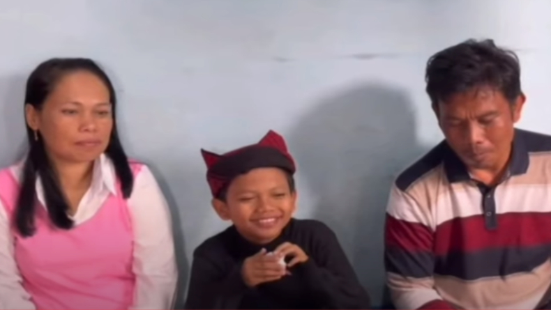 Pecah Tangis Orang Tua Farel Prayoga Saat Tiba di Rumah, Terharu Sekaligus Bangga