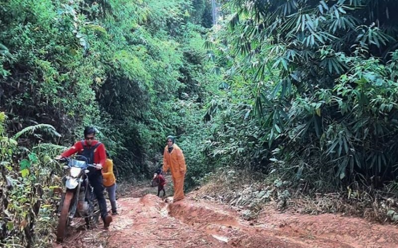 Mendaki Pegunungan Meratus, Begini Perjuangan BIN Vaksinasi Covid-19 untuk Warga Dayak