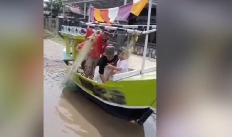 Viral Aksi Protes Warga Indramayu Taruh Perahu di Tengah Jalan Rusak Berlubang