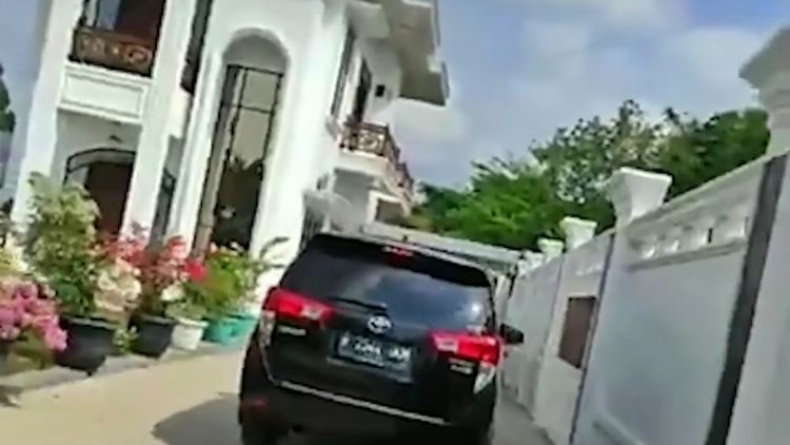Penyidik KPK Geledah Rumah Mewah Milik Rektor Unila Karomani