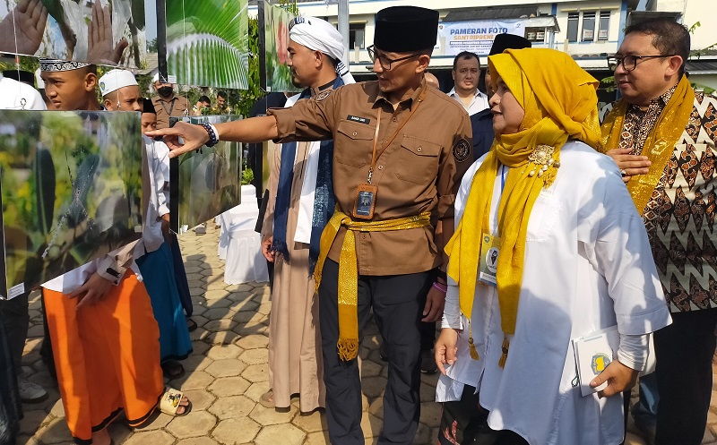 Dibuka Menparekreaf Sandiaga Uno, Pameran Foto Santripreneur di Bogor Merekam Aktivitas Santri