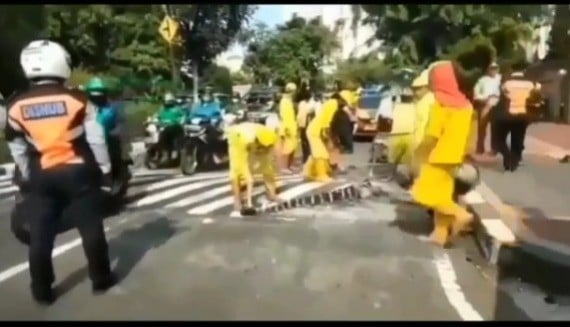 Bahayakan Pengendara, Polisi Tidur di Danau Sunter Dibongkar