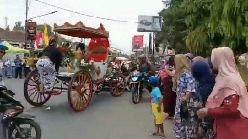 Pawai Budaya HUT Kabupaten Pekalongan Diwarnai Insiden, Kereta Bupati Tabrak Mobil dan Warga