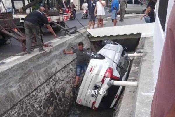 Mobil Suzuki Ertiga Masuk ke Got di Jalan Darmawangsa X