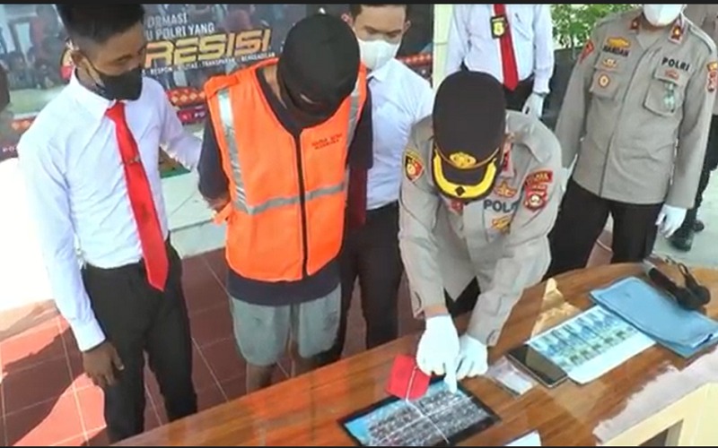 Tangkap Pengedar Narkoba Depan SPBU, Polisi Temukan 98 Paket Sabu 