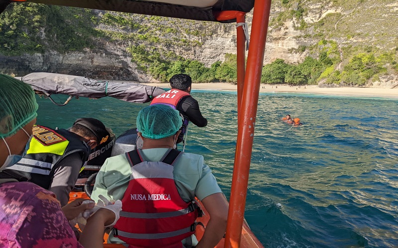 Turis Prancis Digulung Ombak Pantai Kelingking Bali saat Asyik Berenang