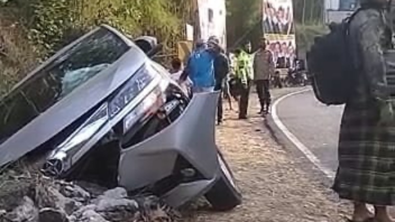 Nekat Nyalip saat di Tikungan, Avanza Adu Banteng dengan 2 Sepeda Motor