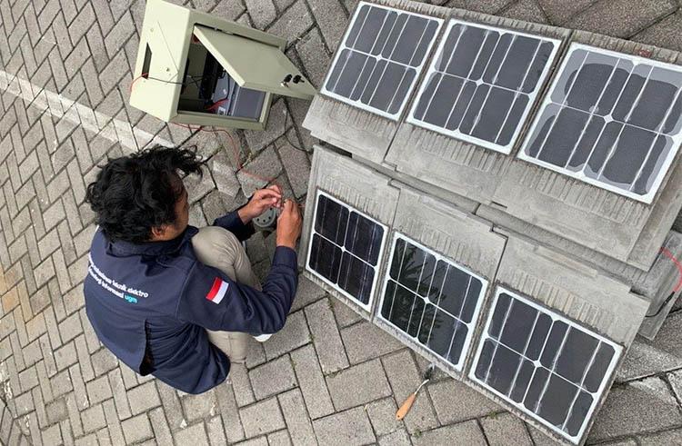 Mahasiswa UGM Ciptakan Genting Bertenaga Surya Berbasis IoT