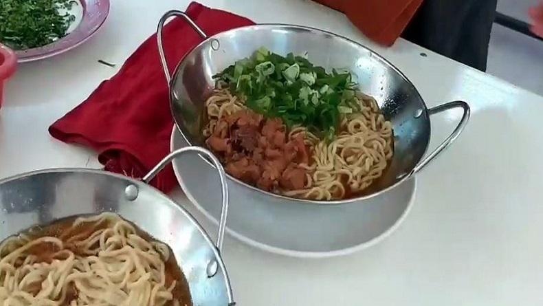 Menikmati Kuliner mi Ayam Sak Wajan di Kendal, Santap Menu di Wadah Penggorengan