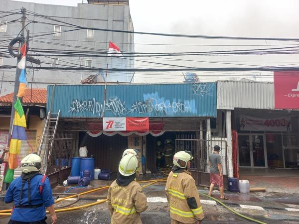 Gudang Penyimpanan Bahan Kimia di Johar Baru Terbakar, 11 Unit Damkar dan 44 Personel Dikerahkan