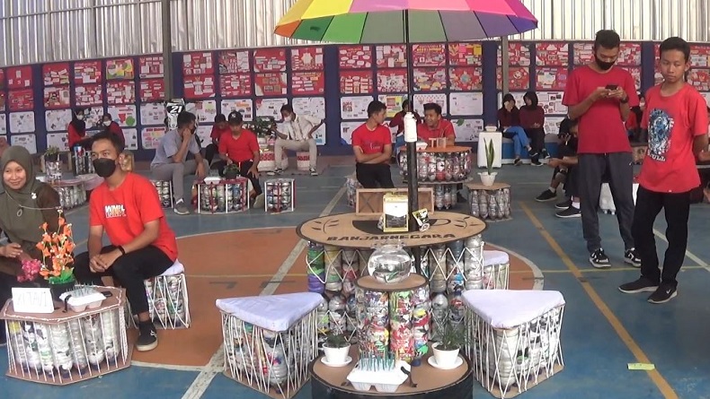 Siswa SMK di Banjarnegara Sulap Sampah Plastik Jadi Furnitur