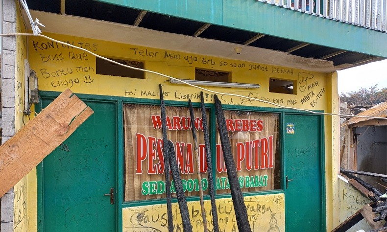 Sempat Viral usai Lolos dari Kebakaran, Warteg di Simprug Kini Penuh Coretan Vandalisme
