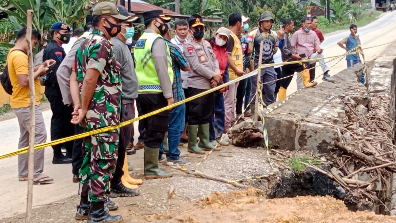 Kapolda Sumut Tinjau Lokasi Longsor di Jalan Lintas Sumatera Toba
