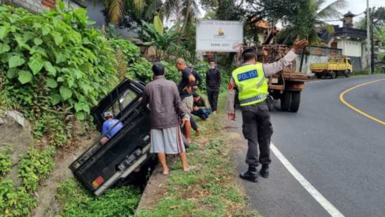 Kecelakaan Tunggal di Tabanan, Mobil Pikap Masuk Selokan karena Sopir Ngantuk
