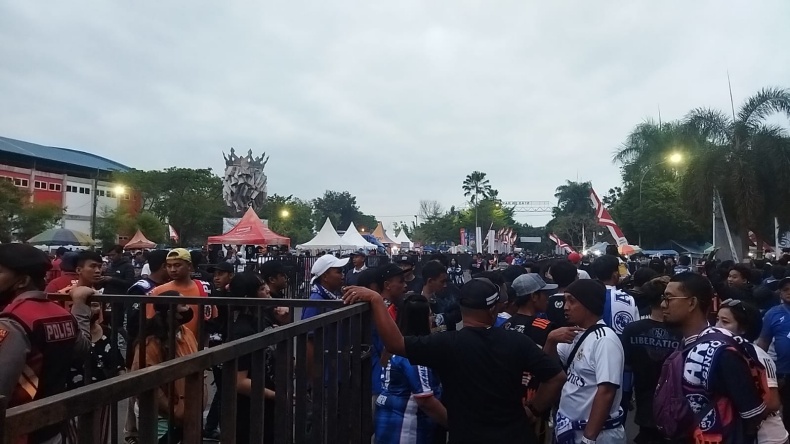 Jelang Bigmatch Arema VS Persija, Ribuan Aremania dan Jakmania Padati Stadion Kanjuruhan