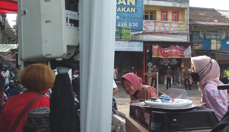 Tunggu Jokowi, Mensos Tri Rismaharini Ajak Penerima Bantuan Tebak-Tebakan Uang