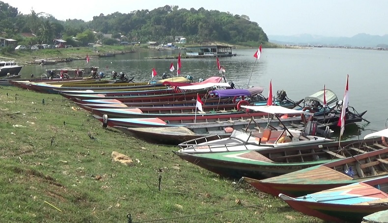 Jelang Kenaikan BBM, Penarik Perahu di Purwakarta Sulit Dapat Pertalite dan Solar
