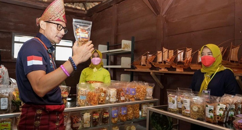 Snorkeling, Sandiaga Uno Minta Desa Wisata Pulau Pahawang Lampung Fokus Pacu Potensi