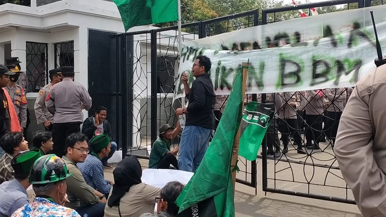 Mahasiswa Geruduk DPRD Indramayu, Tolak Wacana Kenaikan Harga BBM Bersubsidi