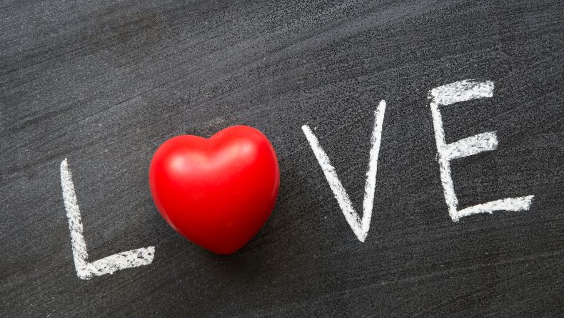 20 Kata-kata Cinta Bahasa Inggris dengan Artinya, Romantis Banget!