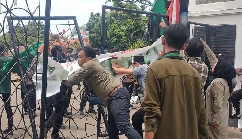 Kecewa Tak Ditemui Anggota Dewan, Mahasiswa Robohkan Pagar Kantor DPRD Indramayu