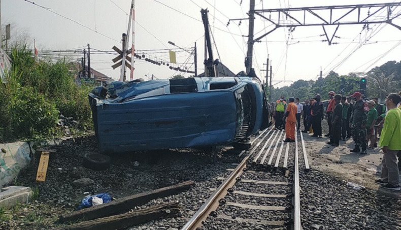 Mobil Angkot di Bogor Ringsek Tertabrak KRL akibat Gangguan Rem