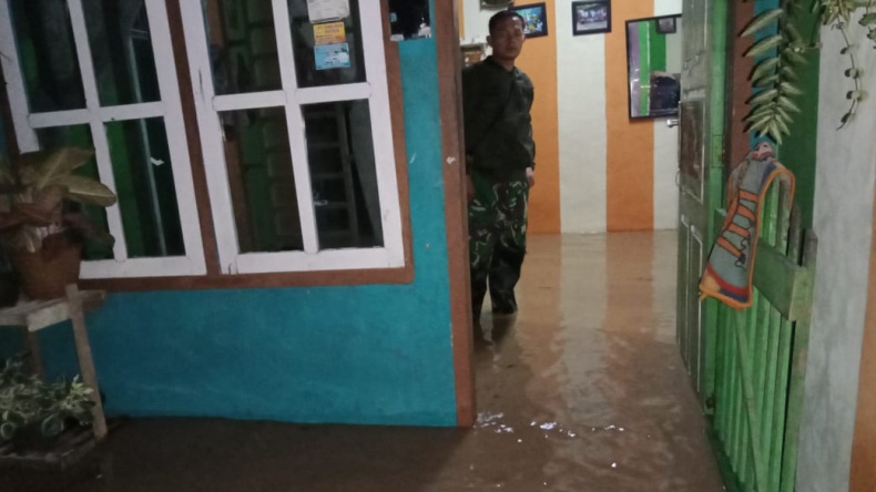 Tanggul Jebol, Sungai Way Ngarip Meluap ke Permukiman Warga Tanggamus