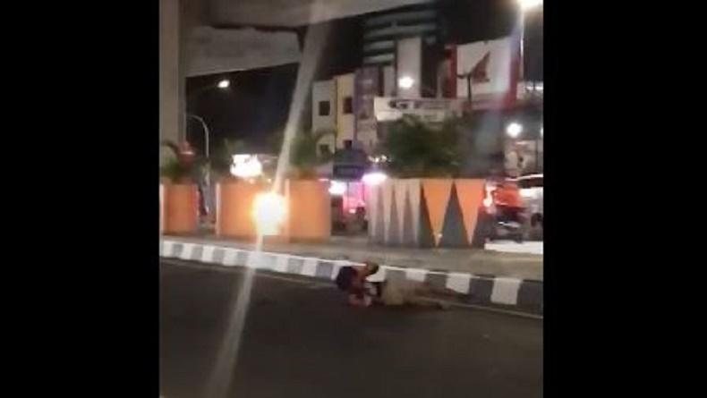 Viral Pria Diduga ODGJ Dianiaya 2 Remaja di Pinggir Jalan hingga Tertabrak Motor