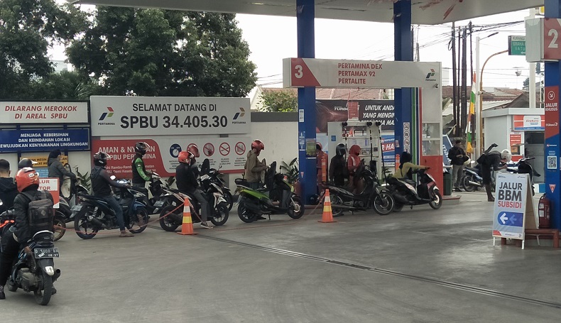 Warga KBB Berbondong-bondong Datangi SPBU, Minta Tolong Petugas Daftar MyPertamina