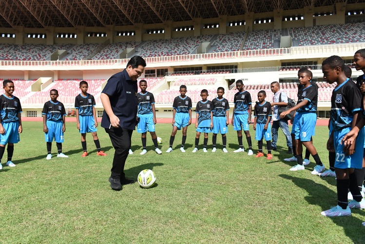 Dampingi Jokowi Luncurkan Football Academy, Erick Thohir Main Bola Bareng Talenta Papua