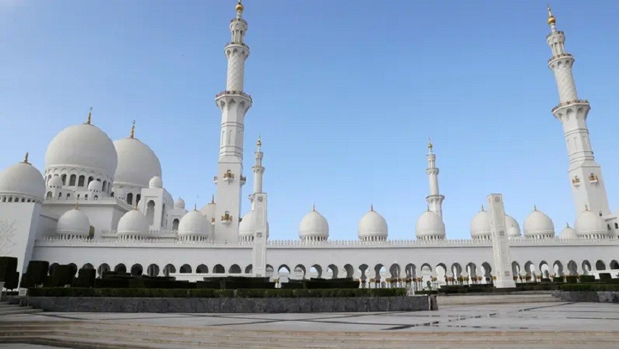 Pesawat Cessna Jatuh di Lahan Parkir Masjid Agung Abu Dhabi