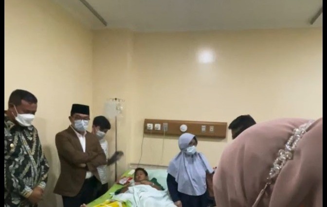 Ridwan Kamil Sambangi Korban Kecelakaan Maut Truk di RS Ananda Bekasi
