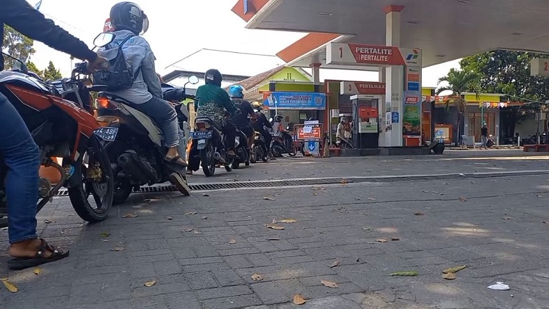 Harga BBM Batal Naik, Antrean di SPBU Blora Masih Mengular