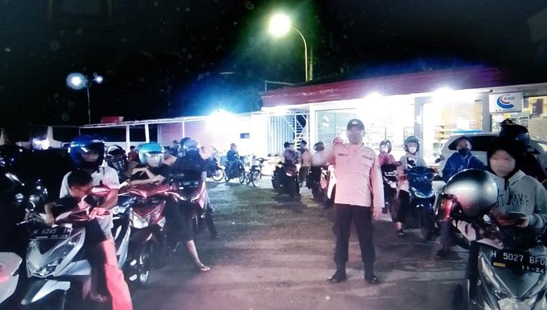 Kabar Kenaikan Harga BBM, Ratusan Kendaraan Mengantre Panjang di SPBU Pantura Kendal 