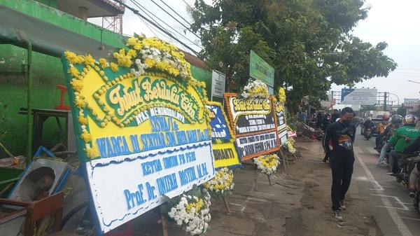 Karangan Bunga Dukacita Berjejer di Depan Lokasi Kecelakaan Truk Maut di Bekasi