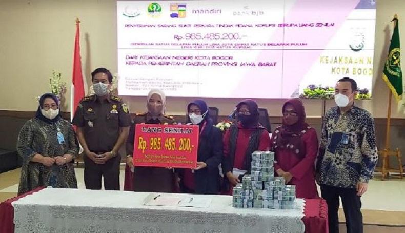 Kejari Bogor Serahkan Barang Bukti Uang Korupsi Dana BOS Rp985 Juta ke Pemprov Jabar