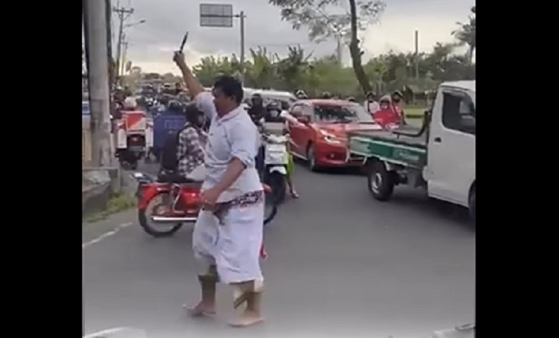 Pria Ngamuk di Kerobokan Acungkan Sajam, Seorang Pengendara Motor Ditusuk
