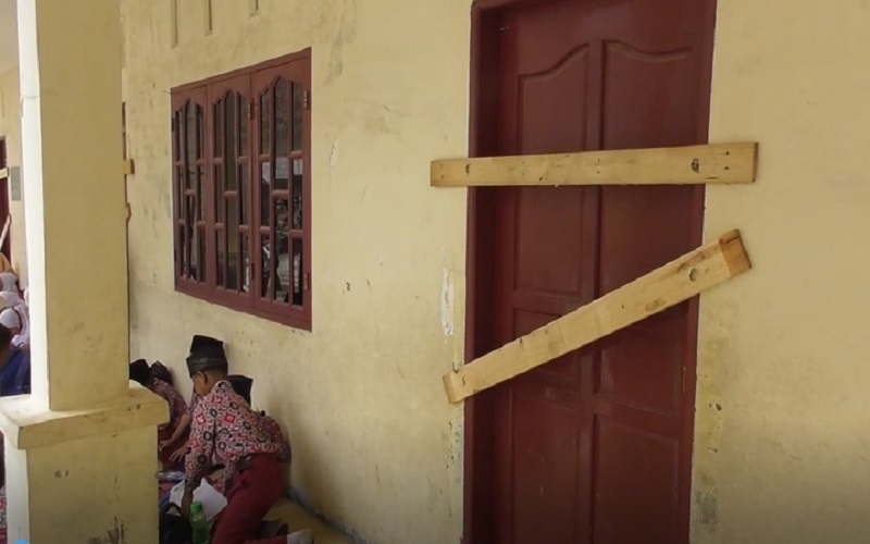 Miris, Ratusan Siswa SD Belajar di Teras gegara Pintu Kelas Disegel Sejumlah Warga