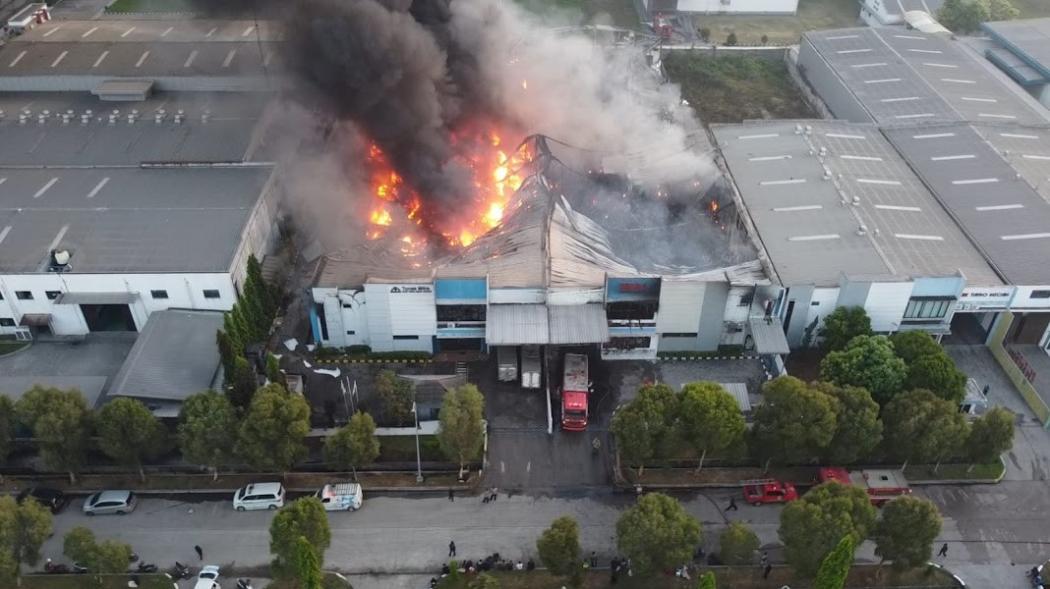 3 Pabrik di Jababeka Cikarang Terbakar, Ada Suara Ledakan