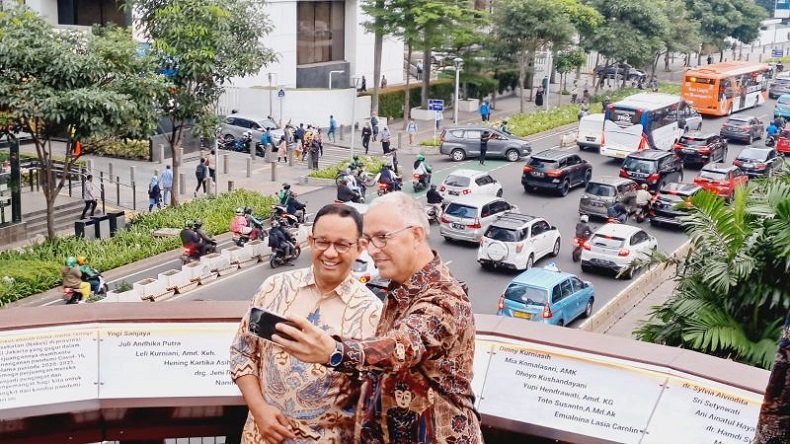 Anies Pamerkan Jembatan Phinisi Sudirman ke Wali Kota Rotterdam