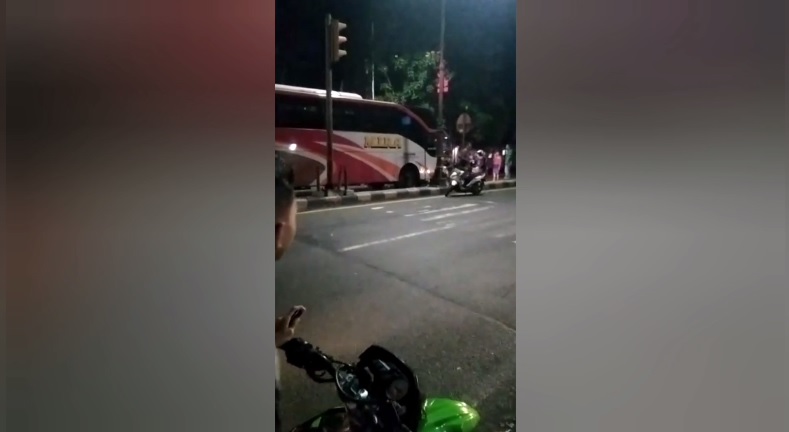 Terobos Lampu Merah hingga Tabrak Pemotor di Madiun, Bus Tujuan Surabaya Diamuk Massa