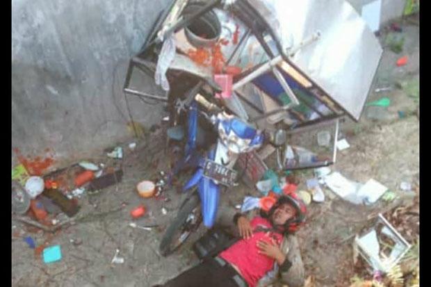Disenggol Pikap dari Belakang, Pedagang Bakso Terjun ke Selokan Sedalam 3 Meter