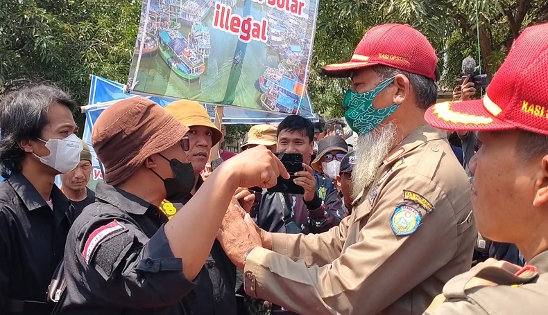 Massa Unjuk Rasa di Depan Pendopo Indramayu, Minta Bupati dan Wakil Harmonis