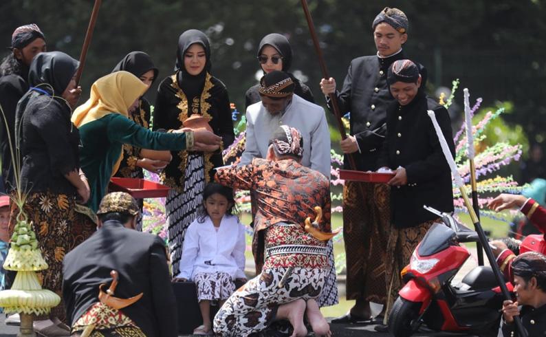 Cerita Adila, Bocah Bajang yang Minta Rambut Gimbalnya Dipotong Ganjar saat DCF 2022