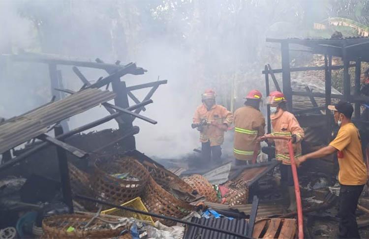 Kebakaran Landa Gunungkidul, Kandang dan Gudang Barang Bekas Ludes Terbakar